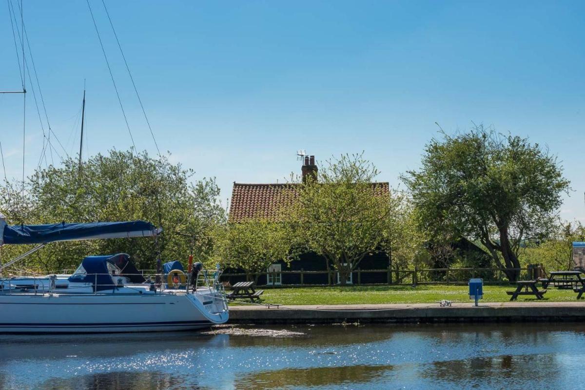 Navigation Cottage On The Historic Sea Lock Overlooking The Nature Reserve Maldon Eksteriør billede