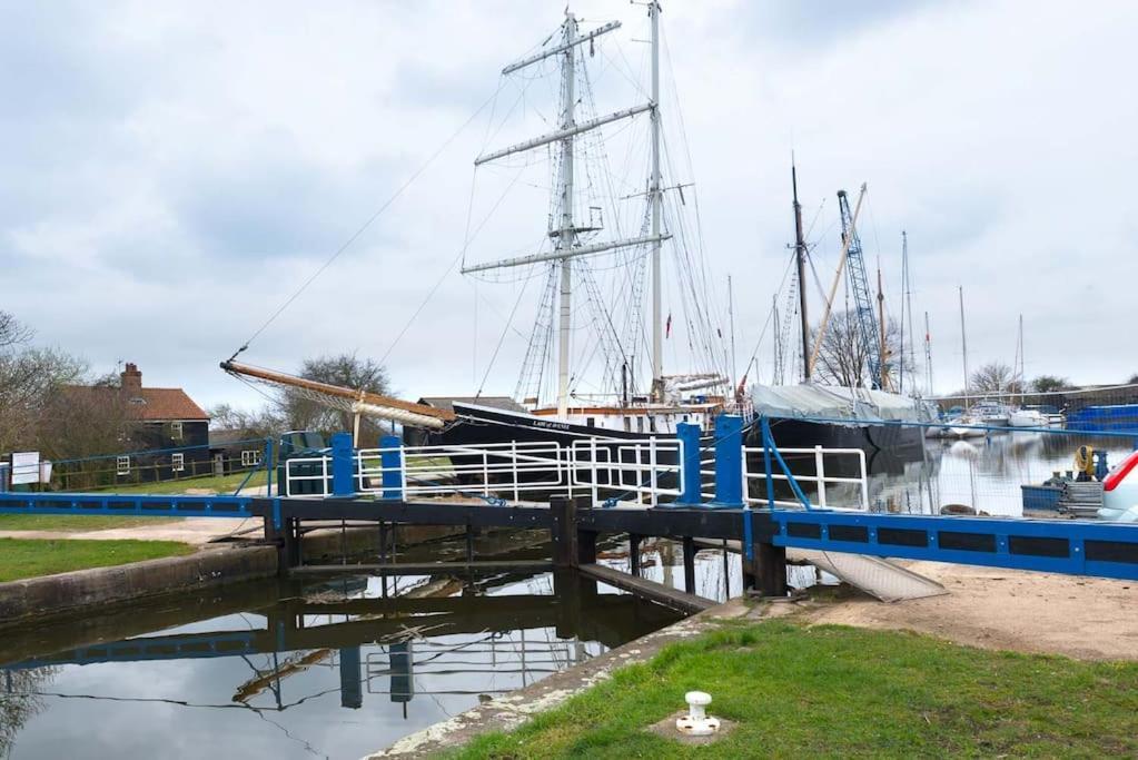 Navigation Cottage On The Historic Sea Lock Overlooking The Nature Reserve Maldon Eksteriør billede