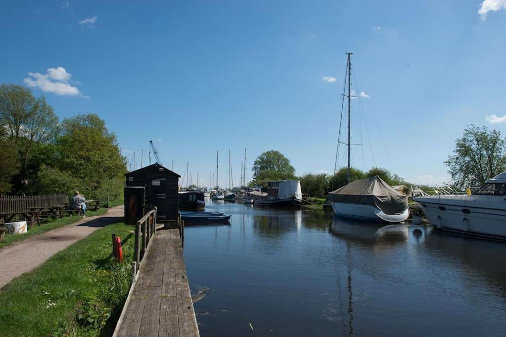 Navigation Cottage On The Historic Sea Lock Overlooking The Nature Reserve Maldon Eksteriør billede
