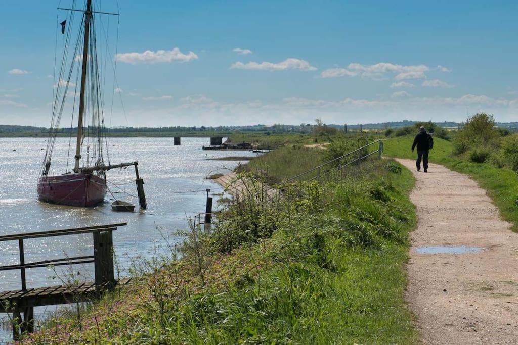 Navigation Cottage On The Historic Sea Lock Overlooking The Nature Reserve Maldon Eksteriør billede
